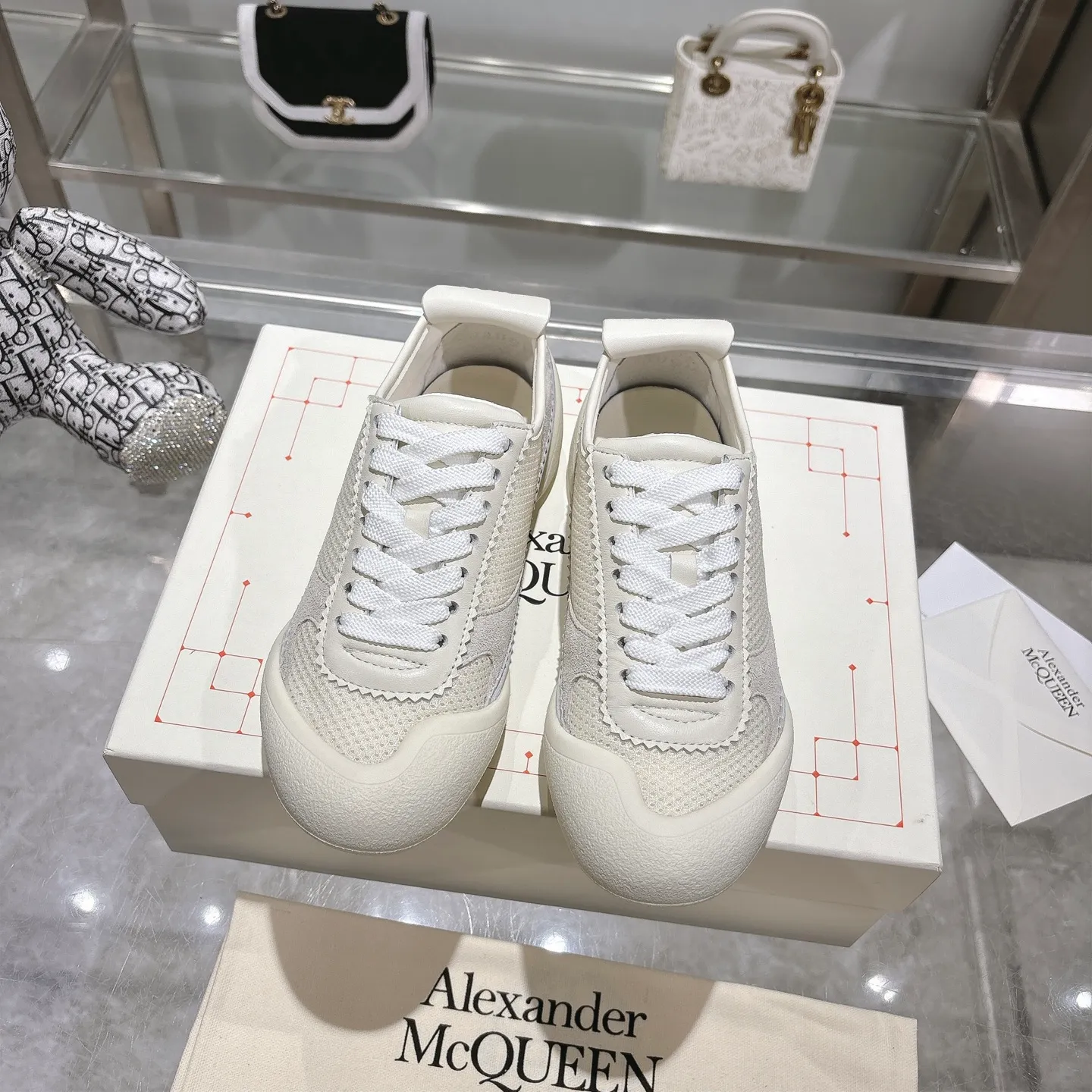 👟👟Ex-factory price 580👟👟 Men's size +10 2025 McQueen's new AIexanderMcQUEEN✅ The original quality has been certified! The original version is reproduced 1:1, and the latest products are available at the latest counters simultaneously. • McQueen logo • Round toe box • Lightweight segmented sole design, made of imported stretch breathable fabric + grained cowhide, soft inner lining and insole, comfortable for walking and not stuffy on the feet. Five colors: black and white • white • apricot • black brown • yellow Fabric: grained cowhide + stretch fabric + cow suede Insole: imported sheepskin Women’s model: 35–40 (40 for women is non-refundable) Men’s model: 40-45 (45 for men is non-refundable) Women’s model: (men’s model +10)